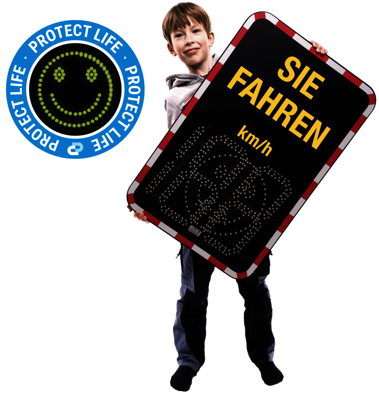 KInd hält eine Geschwindigkeitsanzeige von DataCollect hoch, links ist das Protect Life Zeichen mit dem grünen Smiley